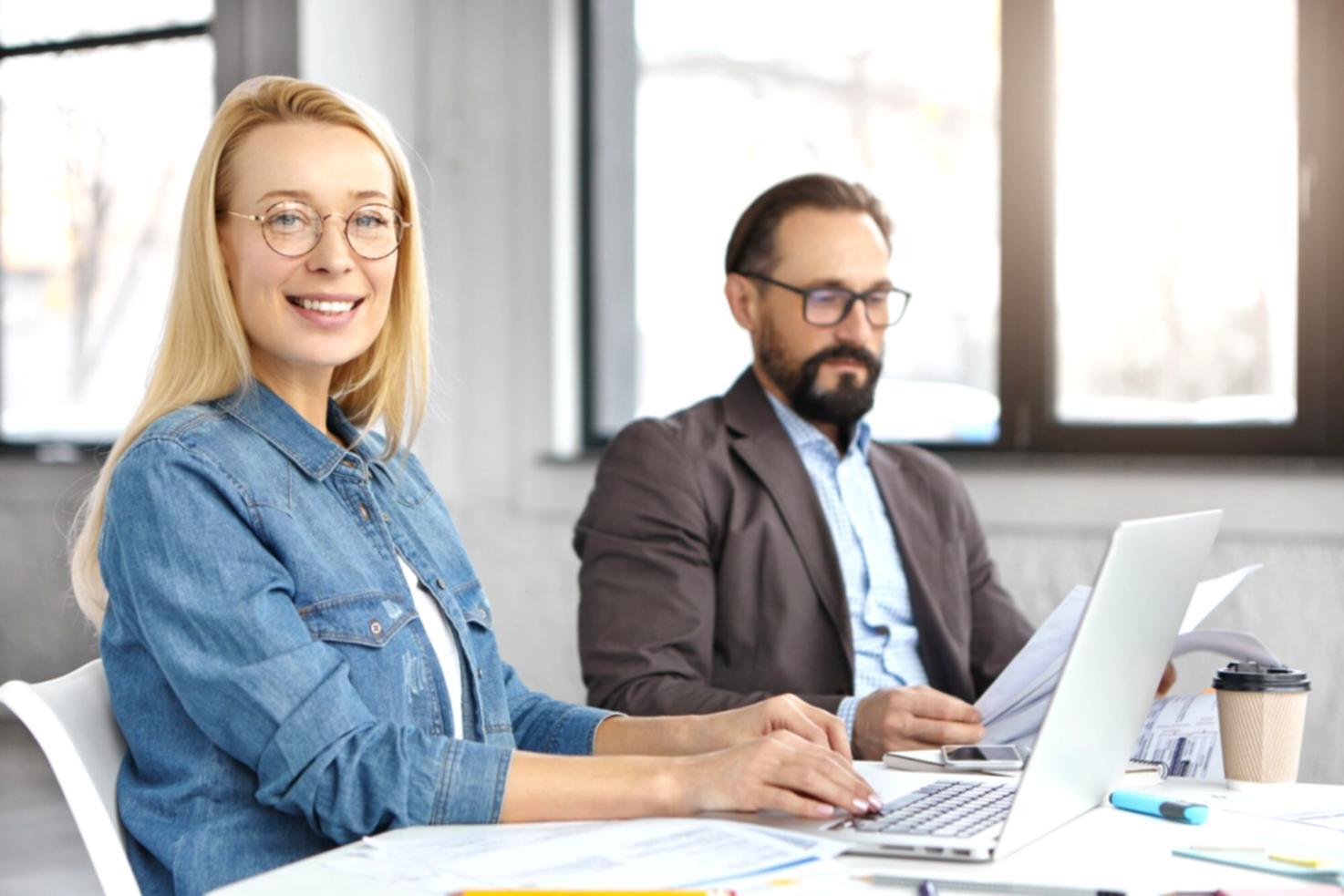 專業財務分析團隊進行數據研究